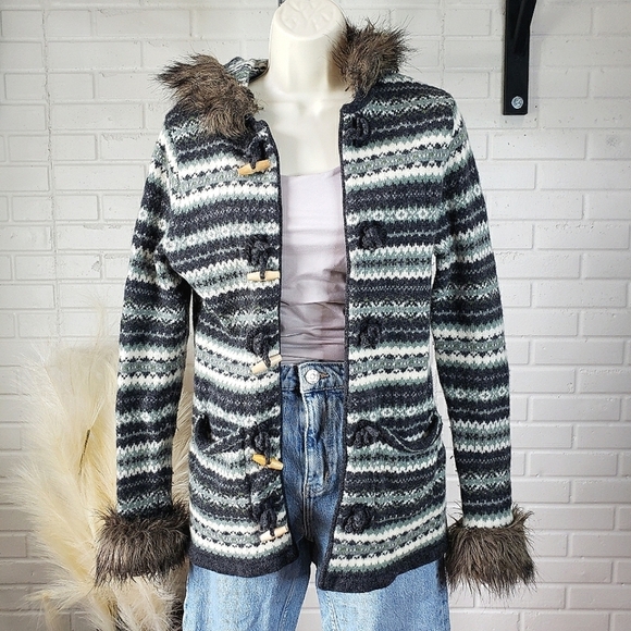 Neve Designs Fair Isle Faux Fur Trim Cardigan Sweater size Medium Blue White - Picture 1 of 8